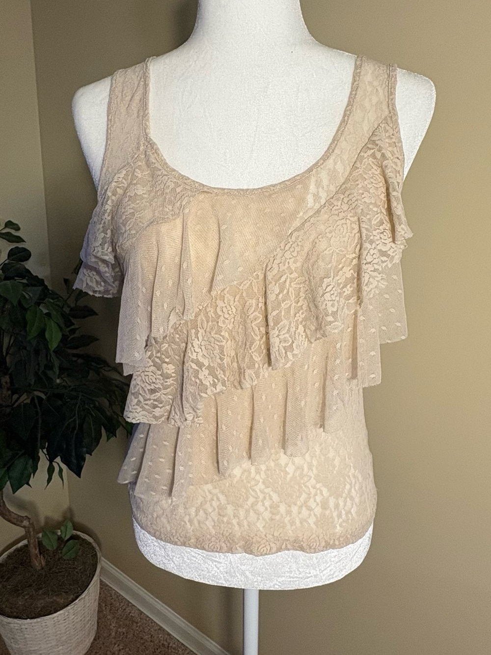 EUC/NWOT Love On a Hanger Sexy Lace Scoop Neck Tiered Racerback Tank, Size Small